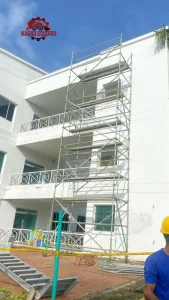 andamio certificado , se usa para alcanzar alturas , para trabajos de techos , fachadas de manera más segura y su diseño permite modular de muchas maneras sus medidas y usos