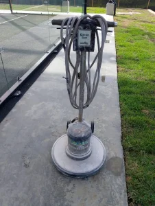 brilladora de piso , se utiliza para mejorar el acabado de los pisos en general .