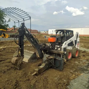 minicargador (bobcat ) brazo y martillo , equipo muy versátil para en un mismo proyecto demoler , excavar y retirar el material o regar agravados y nivelar