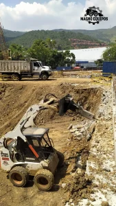 minicargador con martillo