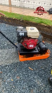 rana compactadora , se usa para reafirmar áreas más extensas , ajustando los materiales por medio de vibración y así lograr suelos más compactos